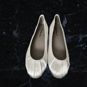 David’s Bridal Flat Shoes size 8 1/2